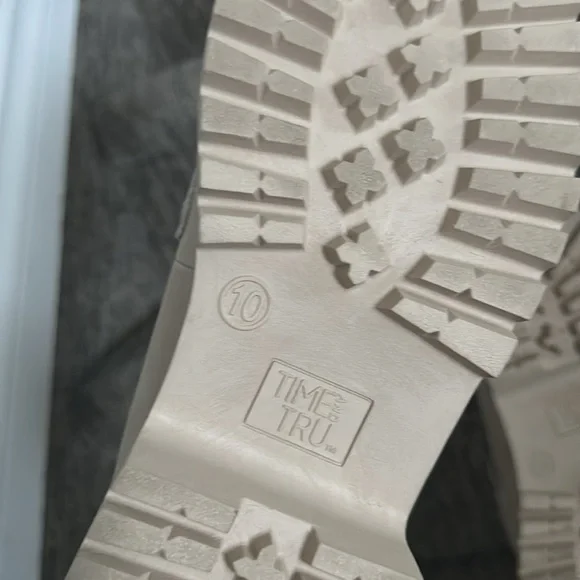 Time and Tru Cream the lug loafer - Picture 3 of 5